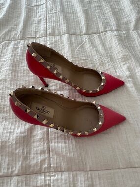 Valentino pointed Rockstud heels.👠